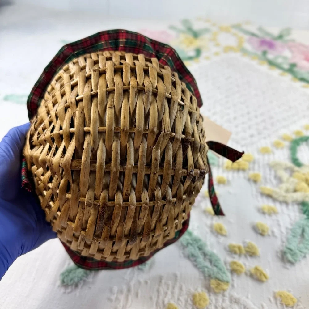 Valorie's Folk Art Applique Wicker Basket Friends Are The Best Decorations Plaid